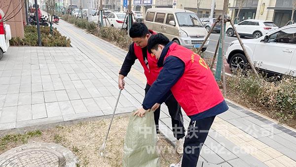 青年志愿者捡拾垃圾