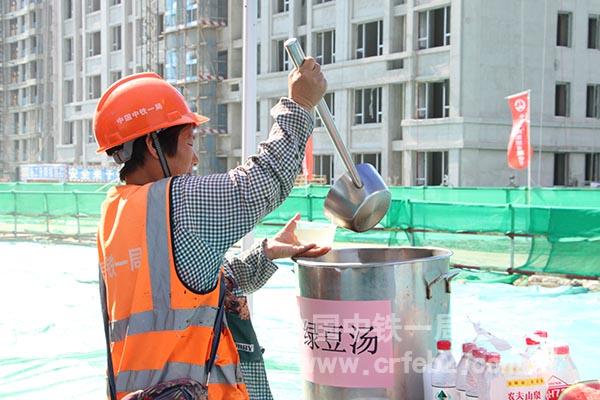 施工现场工友盛绿豆汤