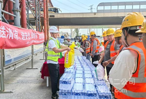 为工人兄弟发放防暑降温物品