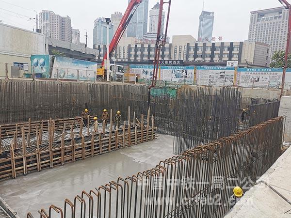 浇筑混凝土