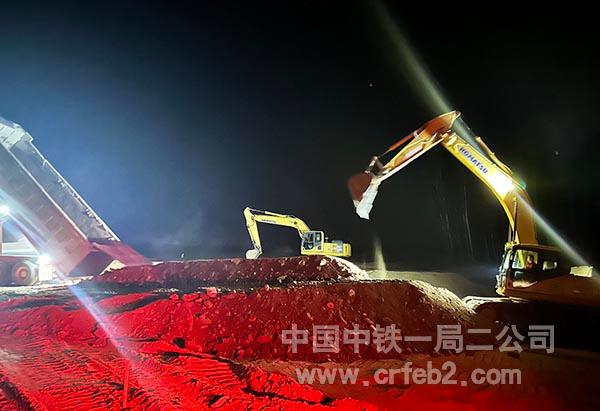 铁科高速公路项目路基夜间施工1