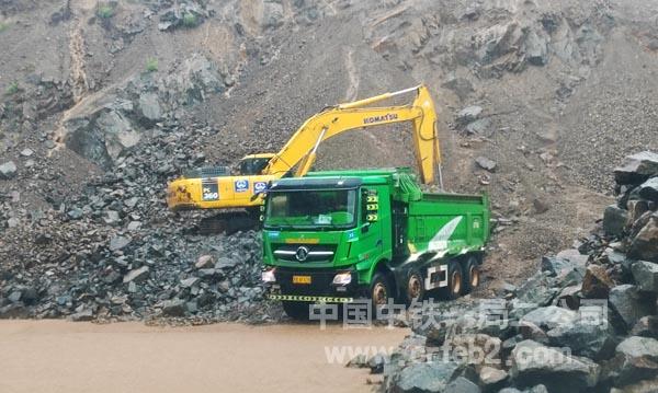 装运山皮石前往受灾现场抢通道路