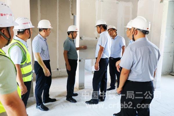 胥高远一行了解施工进度